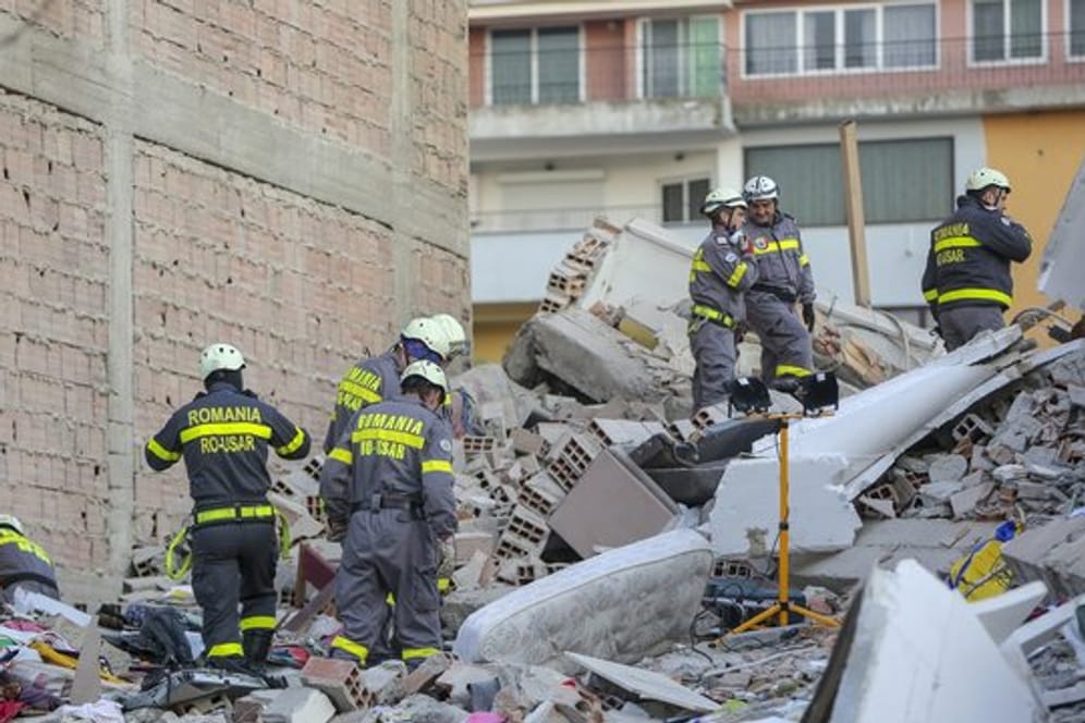 Rettungskräfte durchsuchen die Trümmer eines eingestürzten Gebäudes in Durres.