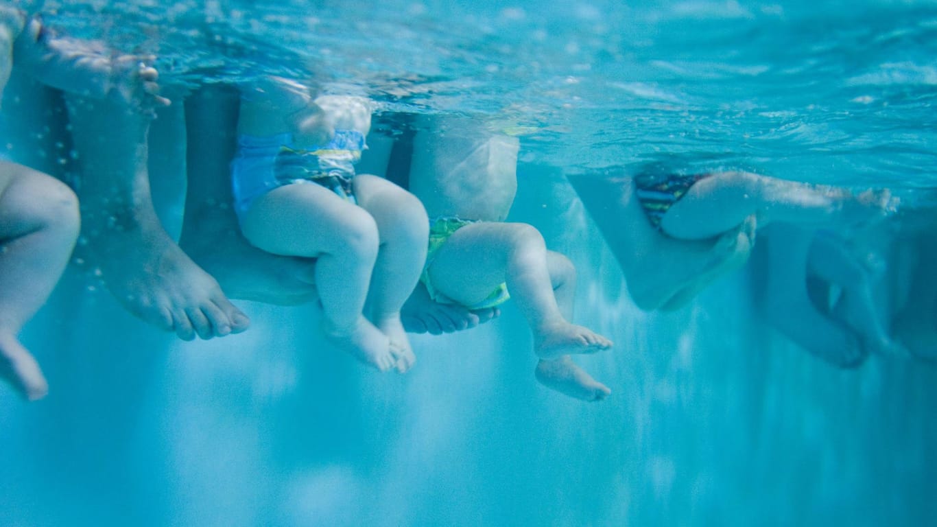 Unterwasseraufnahme im Schwimmbad: Ein Erlebnisbad ist auch was für die ganz Kleinen.