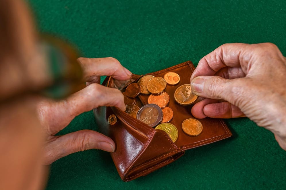 Seniorin zählt Geld: Viele Menschen sind im Alter auf weitere Unterstützung angewiesen.