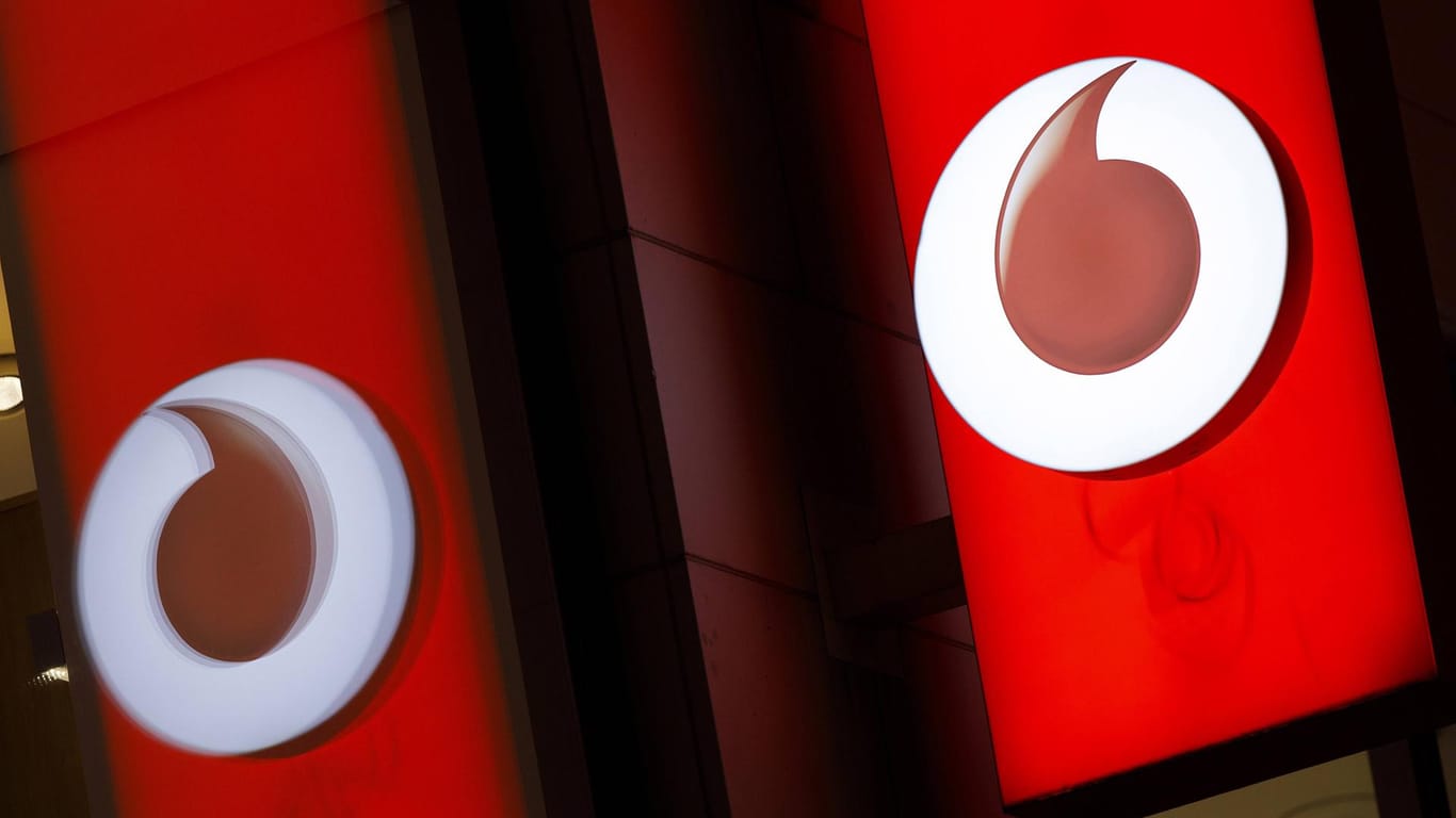 Das Vodafone-Logo spiegelt sich in einer Scheibe: Am Mittwoch hatte der Netzbetreiber mit großflächigen Störungen zu kämpfen.