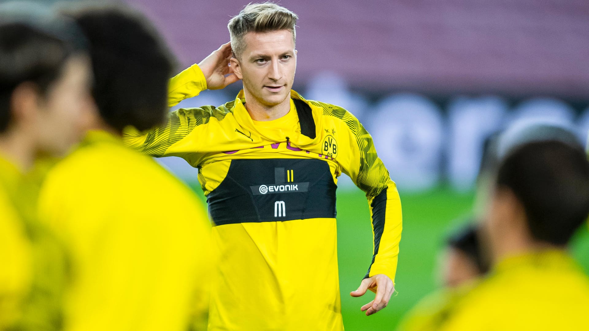 Marco Reus grübelt: Die Vorfreude des BVB-Kapitäns gegen den FC Barcelona steigt.