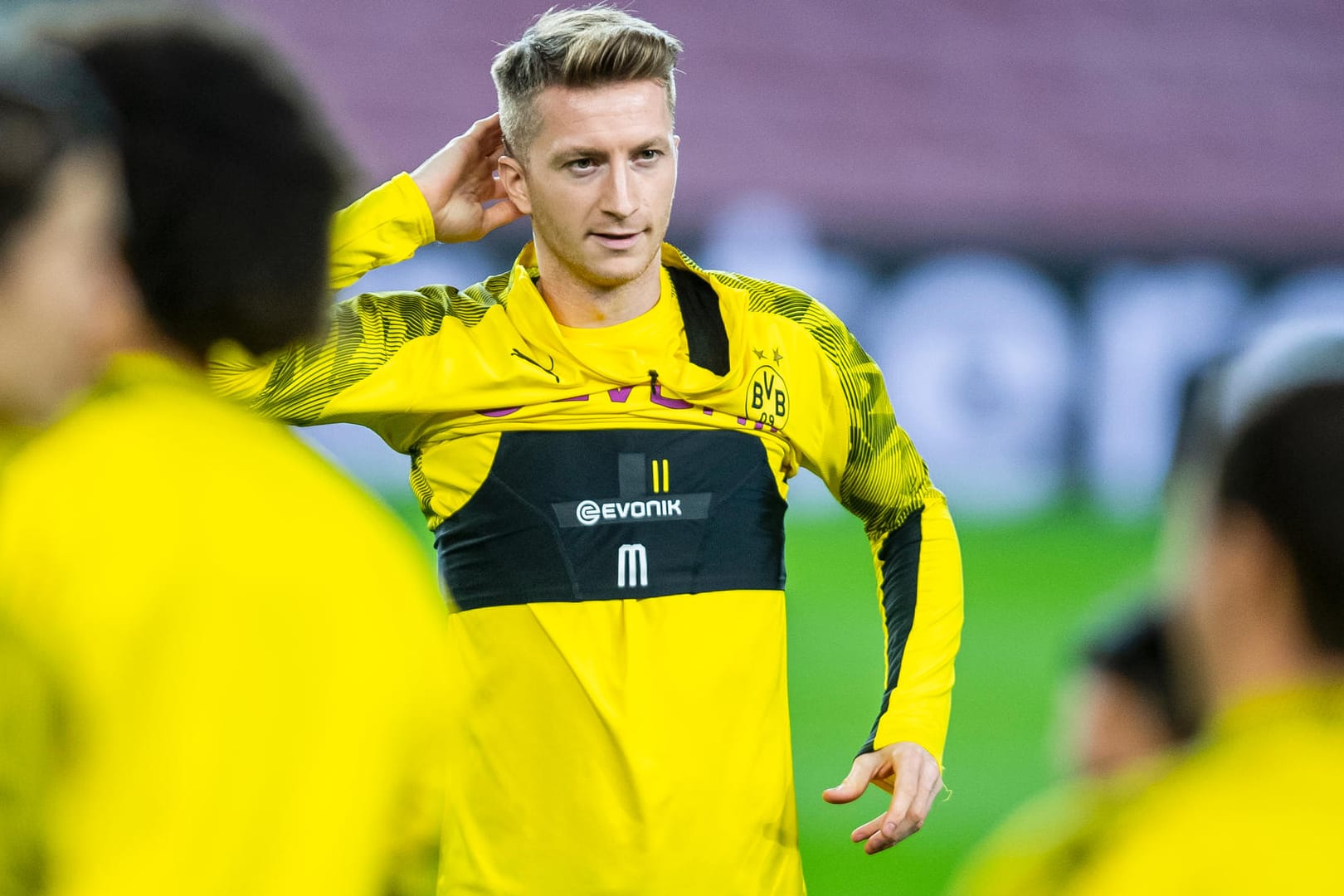 Marco Reus grübelt: Die Vorfreude des BVB-Kapitäns gegen den FC Barcelona steigt.