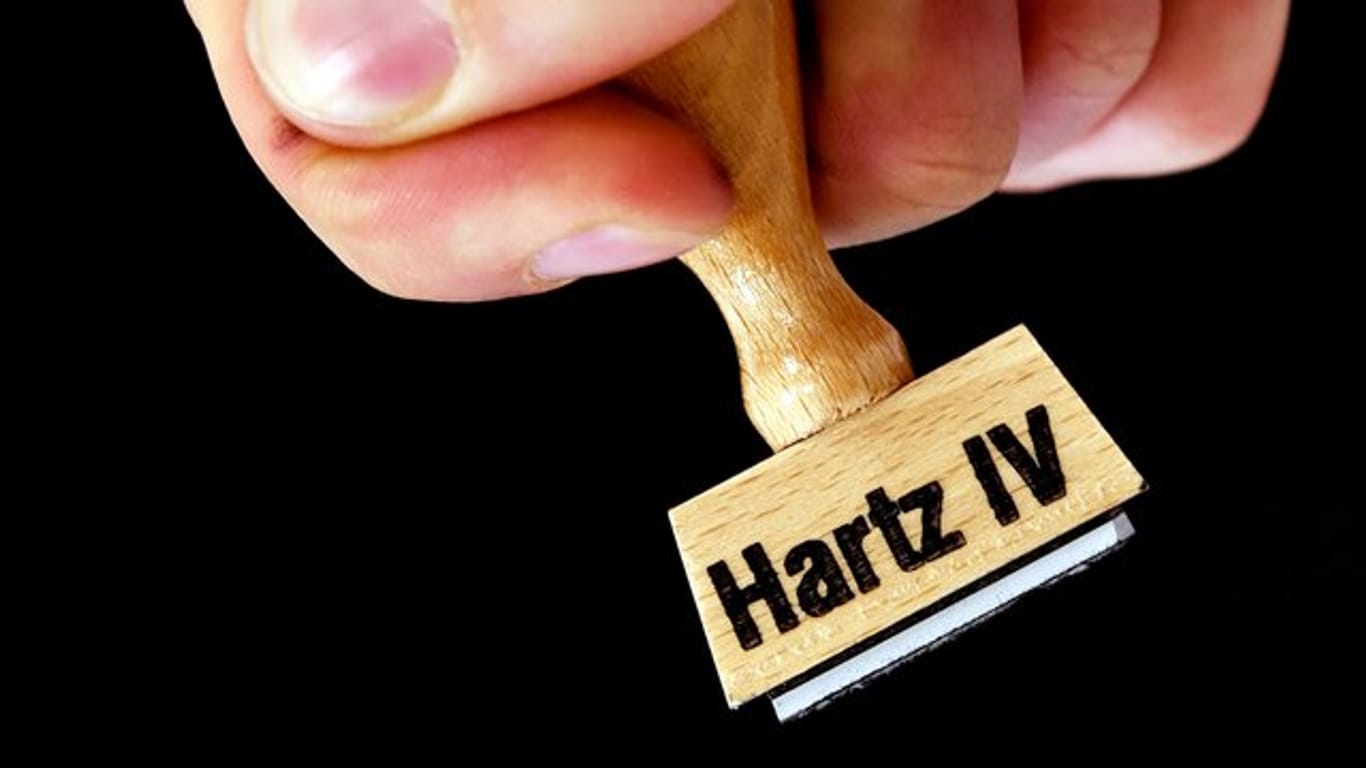 Medienberichten zufolge sollten Hartz-IV-Kürzungen um mehr als 30 Prozent möglich sein.