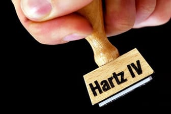 Medienberichten zufolge sollten Hartz-IV-Kürzungen um mehr als 30 Prozent möglich sein.