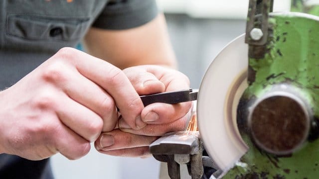 Wer eine Ausbildung in einem kleinen Handwerksbetrieb macht, kann meist schon von Beginn an eigenverantwortlich kleine Tätigkeiten übernehmen.