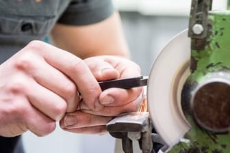 Wer eine Ausbildung in einem kleinen Handwerksbetrieb macht, kann meist schon von Beginn an eigenverantwortlich kleine Tätigkeiten übernehmen.