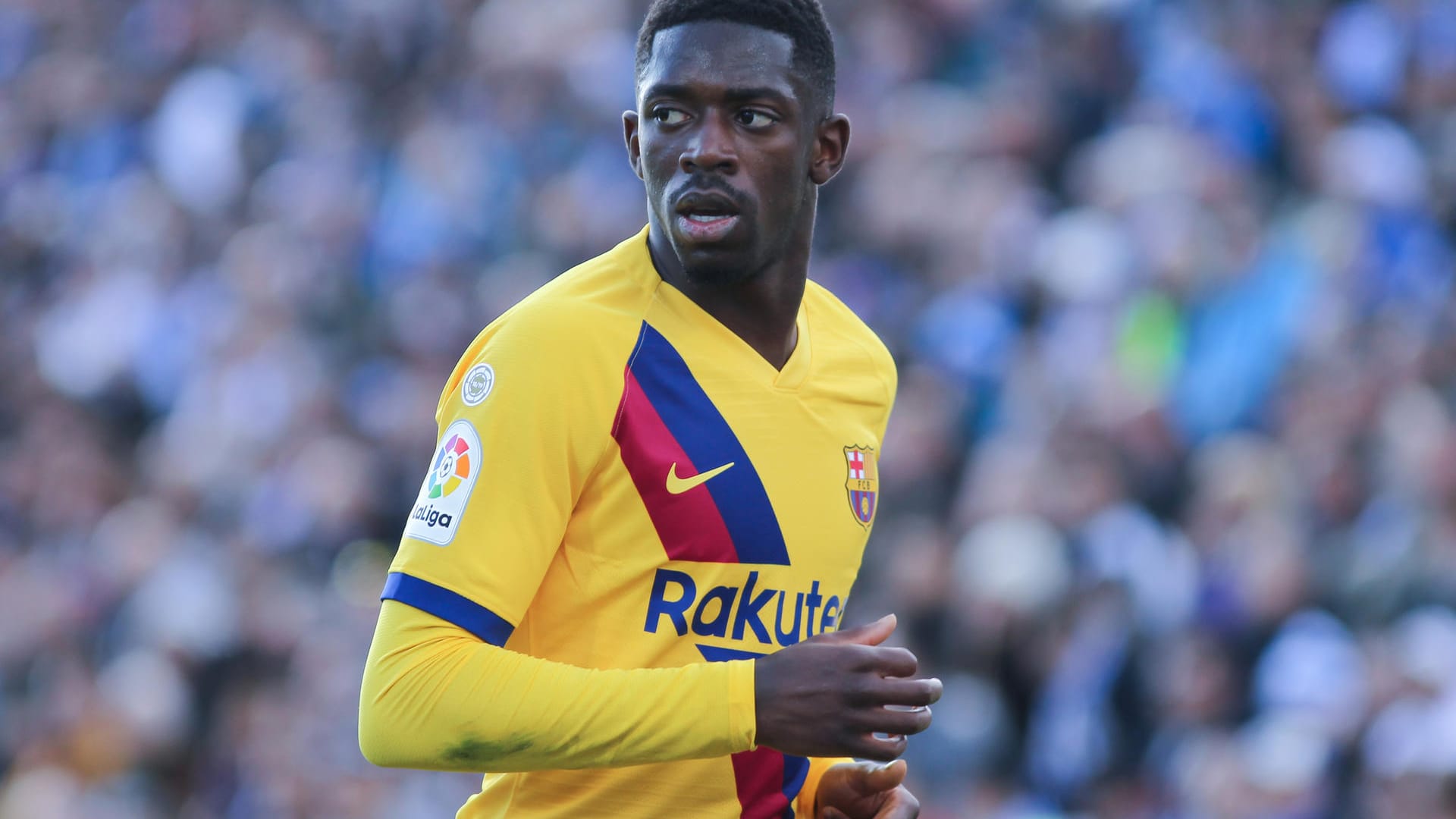 Ousmane Dembélé blickt skeptisch: Der Barcelona-Profi hat viele Fans, aber auch Kritiker.