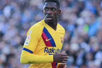 Ousmane Dembélé blickt skeptisch: Der Barcelona-Profi hat viele Fans, aber auch Kritiker.
