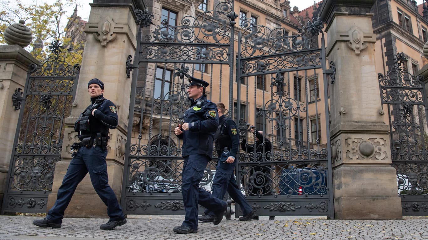 Eingang zum Residenzschloss in Dresden: Die Polizei vermutet, dass vier Einbrecher an dem Juwelenraub beteiligt waren.