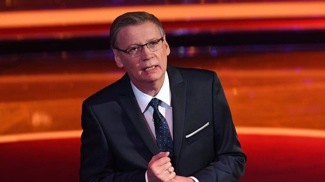 Günther Jauch darf vor dem Fernseher wieder Kind sein.