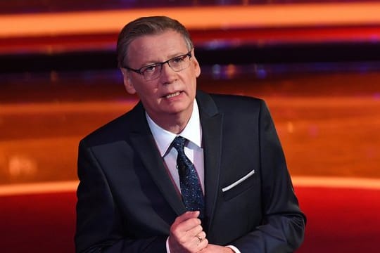 Günther Jauch darf vor dem Fernseher wieder Kind sein.