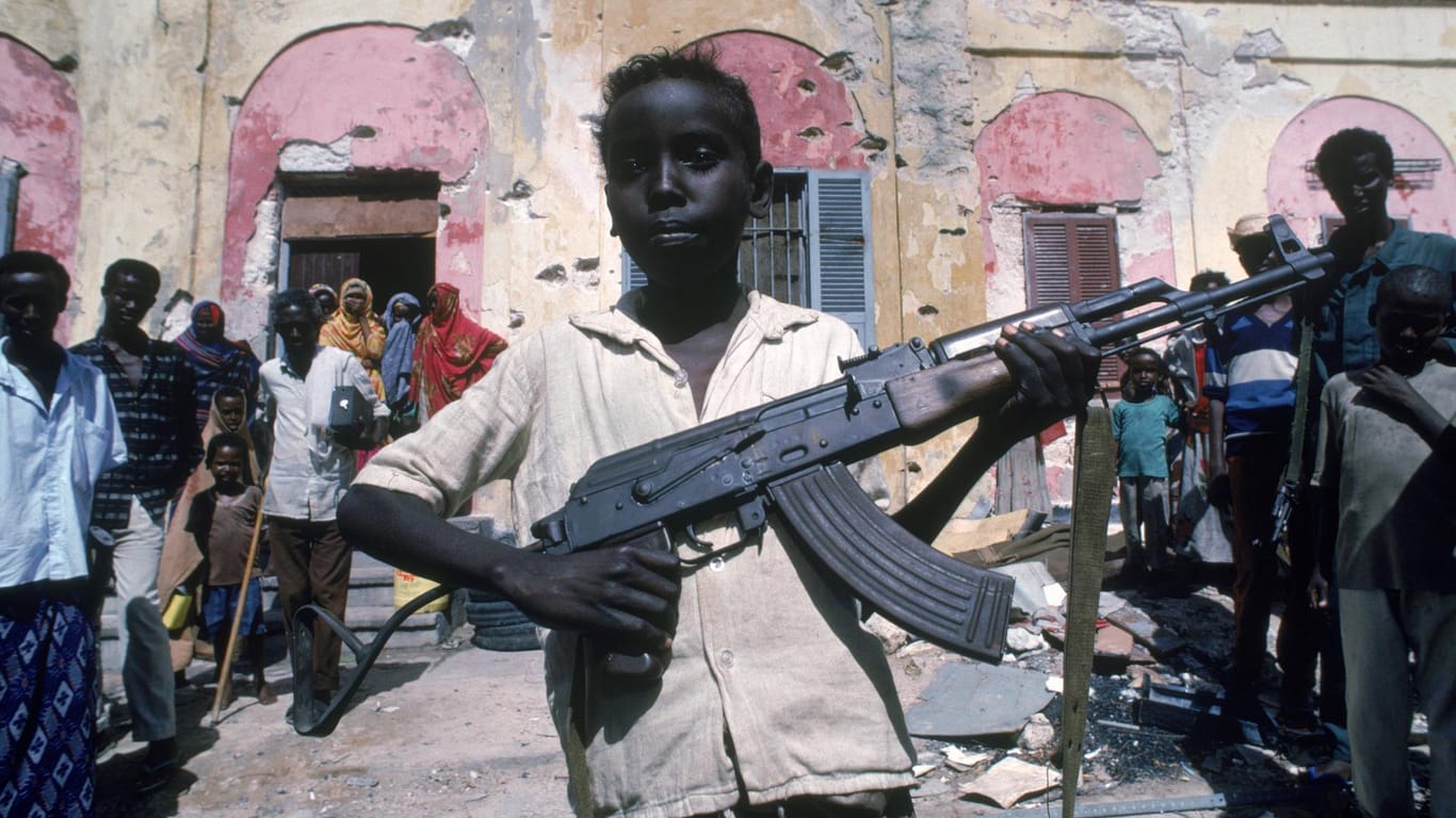 Ein somalischer Junge mit einem AK-47-Gewehr (Symbolbild): Kindern aus Somalia wird in Deutschland oft kein Flüchtlingsstatus zuerkannt.