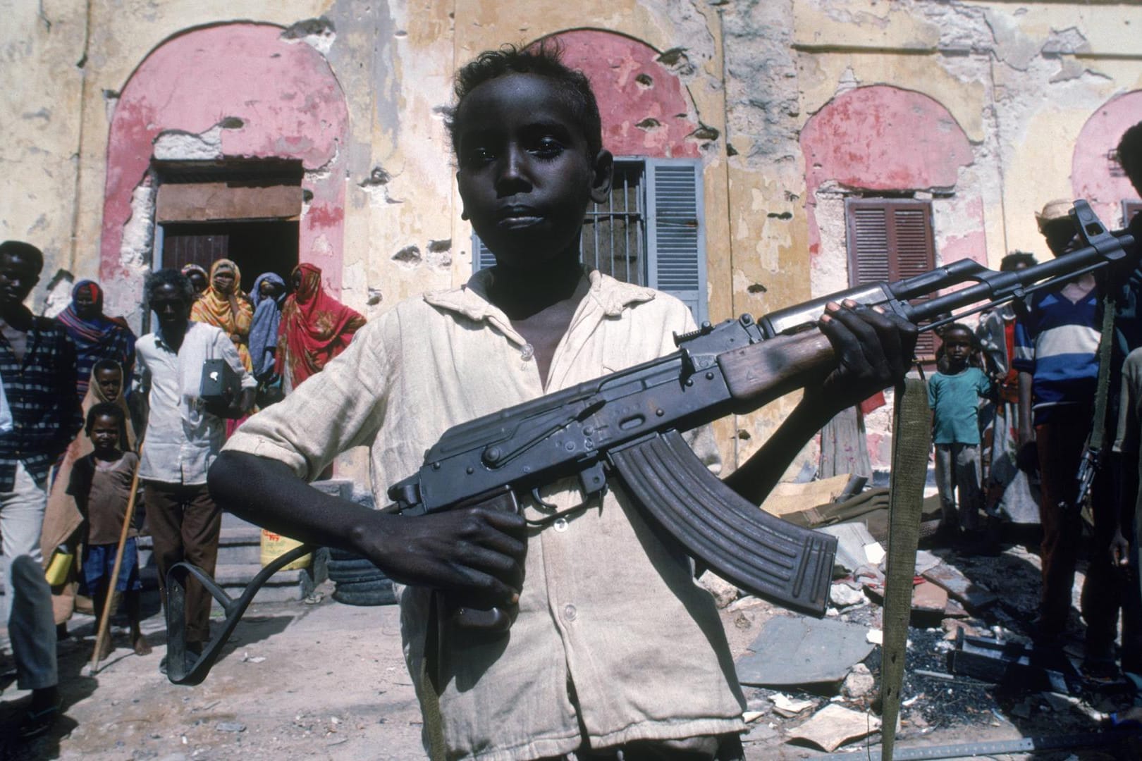 Ein somalischer Junge mit einem AK-47-Gewehr (Symbolbild): Kindern aus Somalia wird in Deutschland oft kein Flüchtlingsstatus zuerkannt.