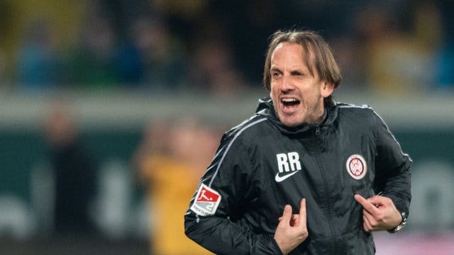 Der Trainer von SV Wehen Wiesbaden, Rüdiger Rehm, regt sich bei der Partie in Dresden auf. Der Trainer von SV Wehen Wiesbaden, Rüdiger Rehm, regt sich bei der Partie in Dresden auf.