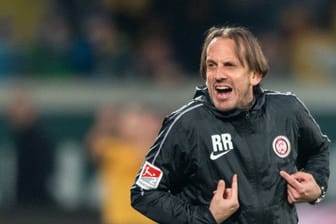 Der Trainer von SV Wehen Wiesbaden, Rüdiger Rehm, regt sich bei der Partie in Dresden auf.