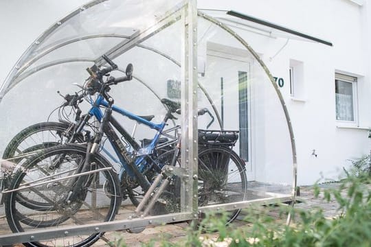 Wie Fahrradstellplätze aussehen dürfen, ist in manchen Kommunen genau geregelt.