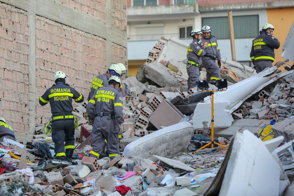 Rettungskräfte in Albanien durchsuchen die Trümmer eines eingestürzten Gebäudes: Nach einem der schwersten Erdbeben seit Jahrzehnten dauert die Suche nach Verschütteten an.