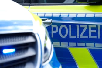 Streifenwagen der Polizei (Symbolbild): Der Mann kam in Belgien bei einem Verkehrsunfall ums Leben.
