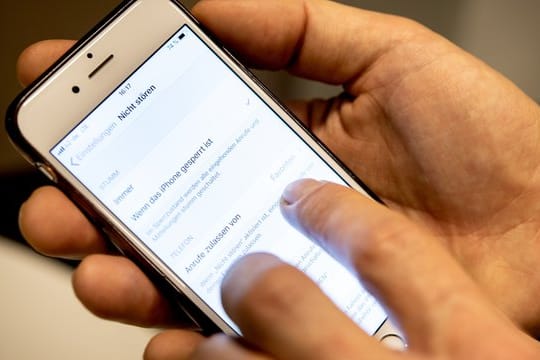 Im "Nicht stören"-Modus schaltet das iPhone Anrufe, Hinweise und Mitteilungen stumm - doch man kann Ausnahmen definieren.