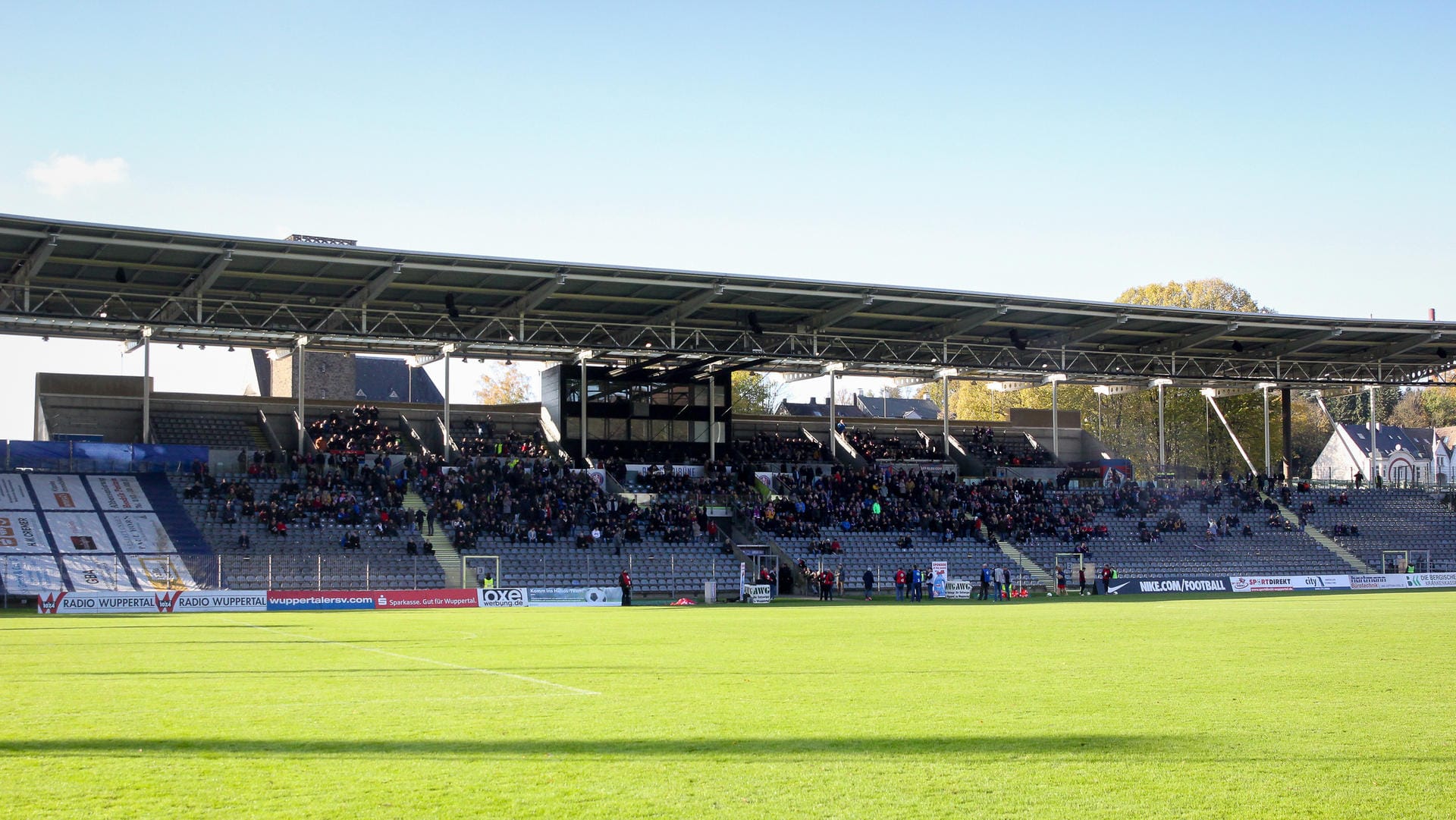 Das Stadion am Zoo: Da der Wuppertaler SV und der Zoo Nachbarn sind, haben Spieler des WSV den Tierpark nun besucht.