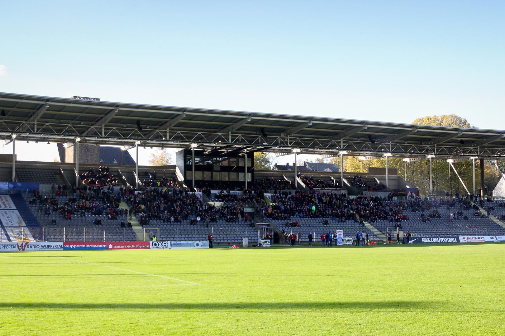 Das Stadion am Zoo: Da der Wuppertaler SV und der Zoo Nachbarn sind, haben Spieler des WSV den Tierpark nun besucht.