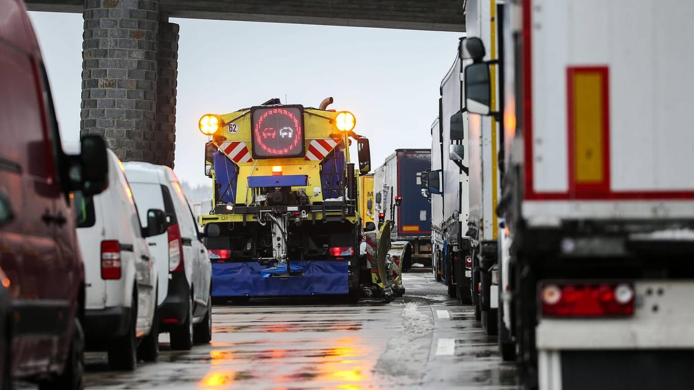 LKW-Stau auf der A9 (Symbolbild): Bei dem schweren Auffahrunfall kam für zwei Menschen jede Hilfe zu spät.