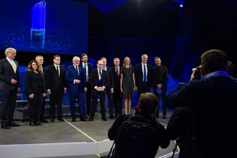 Bundespräsident Frank-Walter Steinmeier (M) steht gemeinsam mit den Nominierten für den deutschen Zukunftspreis in Berlin auf der Bühne.