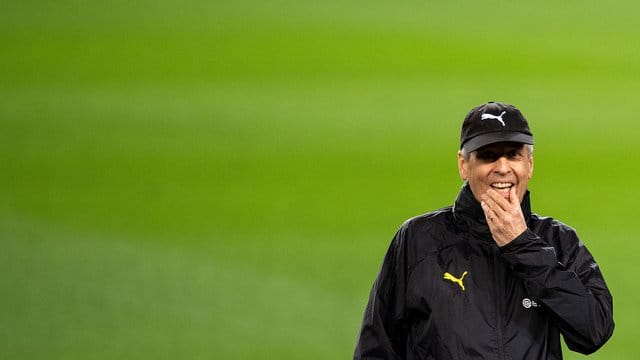 Verzichtet gegen den FC Barcelona zunächst auf Jadon Sancho: Dortmunds Trainer Lucien Favre. Verzichtet gegen den FC Barcelona zunächst auf Jadon Sancho: Dortmunds Trainer Lucien Favre.