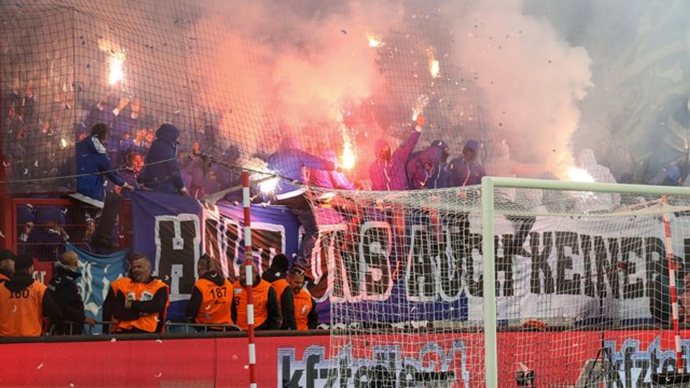 Hertha-Fans zünden im Fanblock Pyrotechnik.