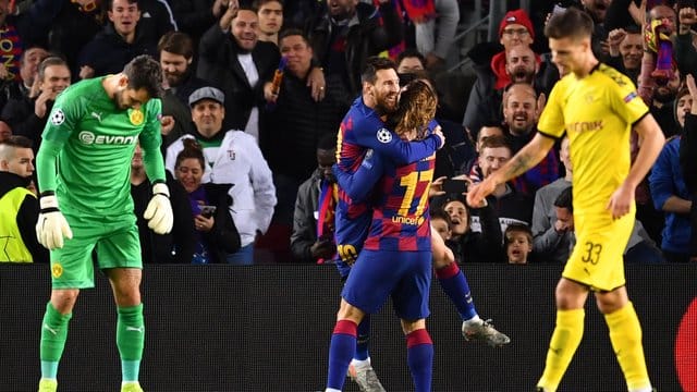 Zwischen Dortmunds geschlagenem Torhüter Roman Bürki (l) und Julian Weigl (r) feiert Lionel Messi (M) seinen Treffer zum 2:0 für den FC Barcelona mit Antoine Griezmann.