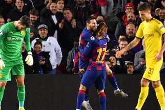 Zwischen Dortmunds geschlagenem Torhüter Roman Bürki (l) und Julian Weigl (r) feiert Lionel Messi (M) seinen Treffer zum 2:0 für den FC Barcelona mit Antoine Griezmann.