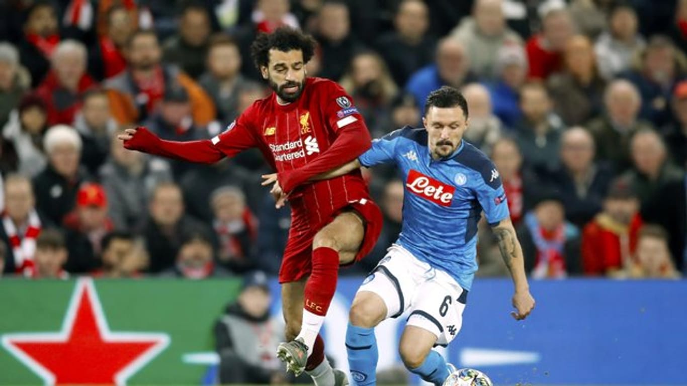 Liverpools Mohamed Salah (l) und Mario Rui aus Neapel kämpfen um den Ball.