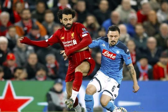 Liverpools Mohamed Salah (l) und Mario Rui aus Neapel kämpfen um den Ball.