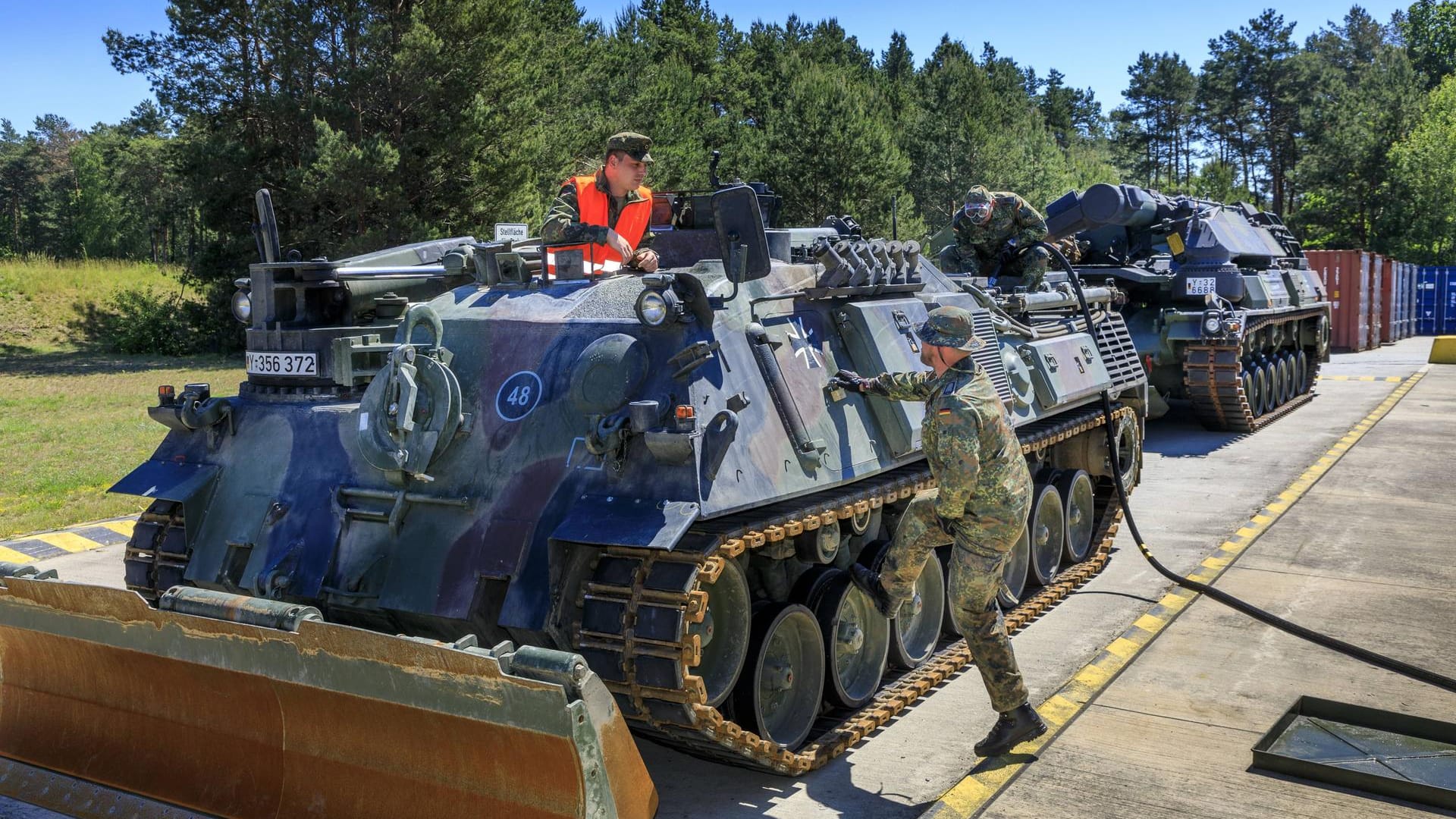 Während eines Nato-Manövers in der Oberlausitzt in Sachsen.