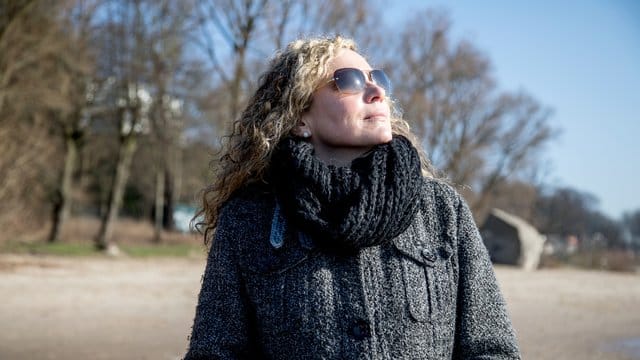 Gerade im Winter wichtig: Augen mit einer Sonnenbrille vor der UV-Strahlung zu schützen. Gerade im Winter wichtig: Augen mit einer Sonnenbrille vor der UV-Strahlung zu schützen.