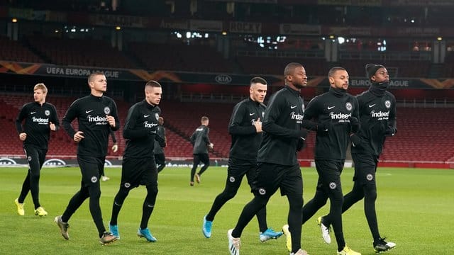Die Spieler von Eintracht Frankfurt stehen beim FC Arsenal unter Erfolgsdruck. Die Spieler von Eintracht Frankfurt stehen beim FC Arsenal unter Erfolgsdruck.
