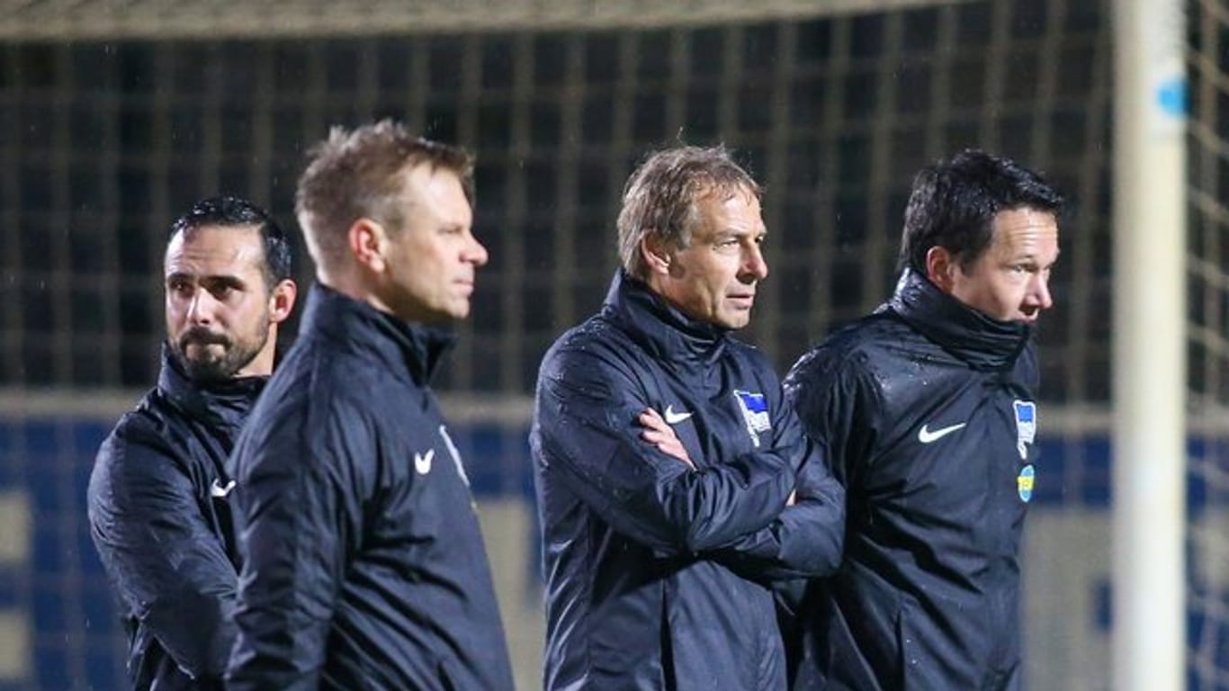 Herthas neuer Trainer-Stab: Co-Trainer Alexander Nouri (l-r), Co-Trainer Markus Feldhoff, Trainer Jürgen Klinsmann und Athletiktrainer Henrik Kuchno.