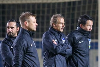 Herthas neuer Trainer-Stab: Co-Trainer Alexander Nouri (l-r), Co-Trainer Markus Feldhoff, Trainer Jürgen Klinsmann und Athletiktrainer Henrik Kuchno.