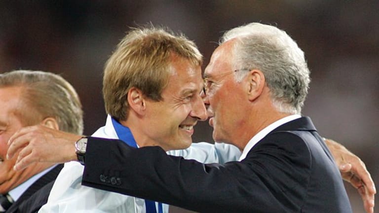 Waren beide schon Trainer des DFB-Teams und in der Bundesliga: Franz Beckenbauer (r) umarmt Jürgen Klinsmann.