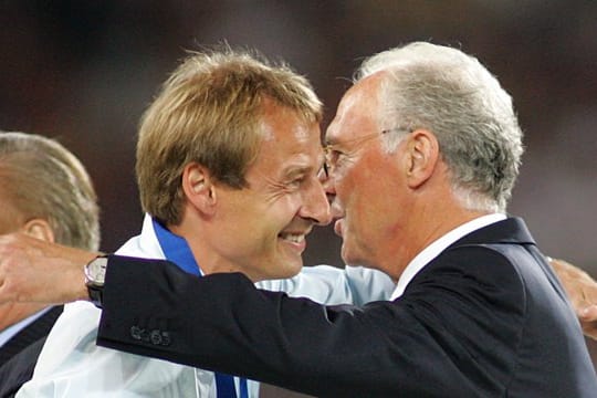 Waren beide schon Trainer des DFB-Teams und in der Bundesliga: Franz Beckenbauer (r) umarmt Jürgen Klinsmann.