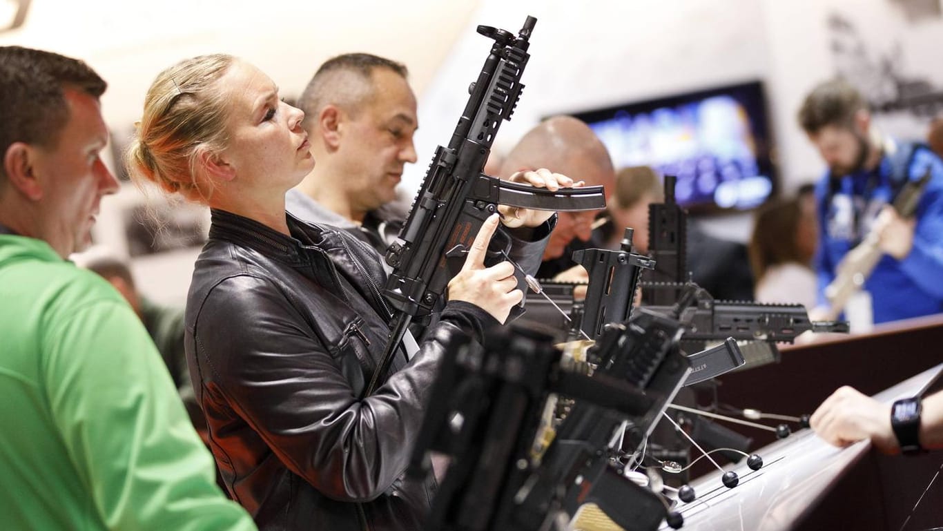 Waffenfreunde am Stand von Heckler & Koch auf der Enforce Tac Polizei- und Sicherheitsmesse in Nürnberg: Zu Kleinwaffen gehören Revolver und Maschinenpistolen.