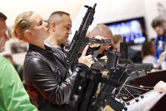 Waffenfreunde am Stand von Heckler & Koch auf der Enforce Tac Polizei- und Sicherheitsmesse in Nürnberg: Zu Kleinwaffen gehören Revolver und Maschinenpistolen.