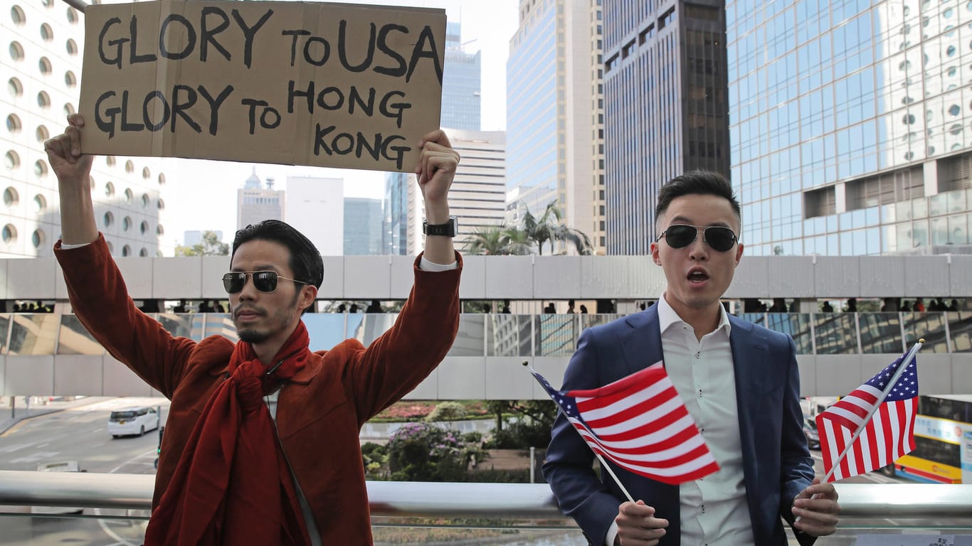 Pro-amerikanische Demonstranten in Hongkong: China spricht von Einmischung in innere Angelegenheiten.