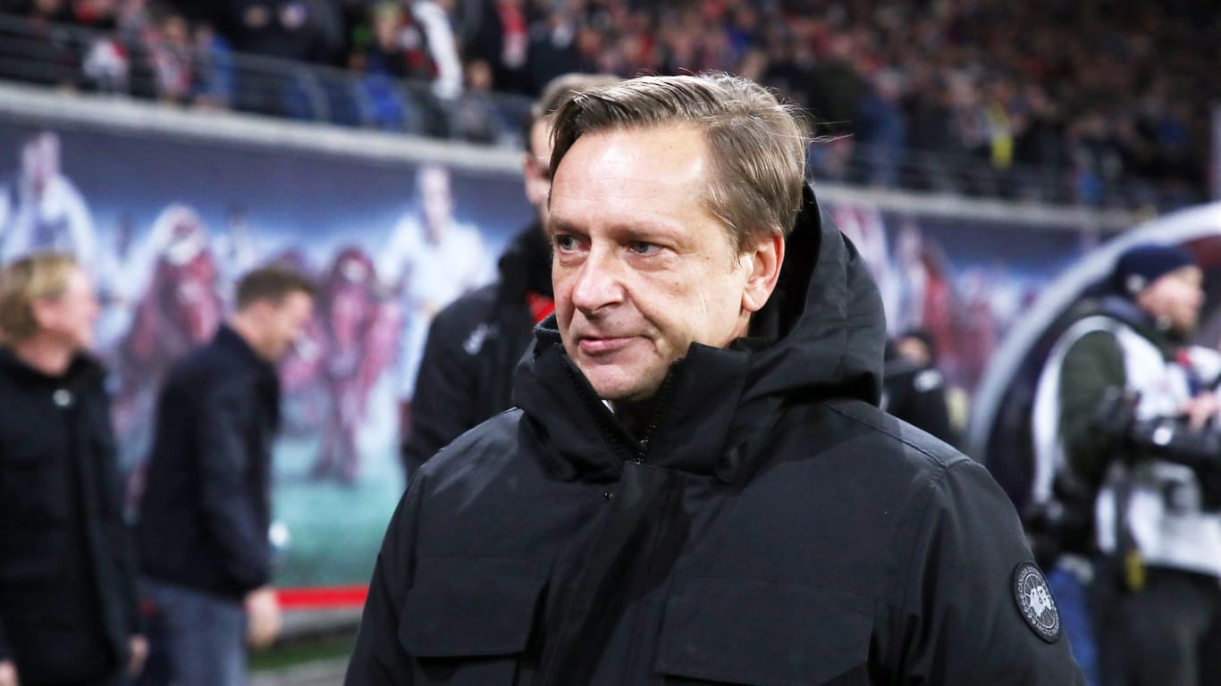 Der Sportchef des 1. FC Köln, Horst Heldt: Vor dem Spiel gegen Augsburg mäßigt er Gedanken um Abstiegs-Endspiele.