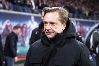 Der Sportchef des 1. FC Köln, Horst Heldt: Vor dem Spiel gegen Augsburg mäßigt er Gedanken um Abstiegs-Endspiele.