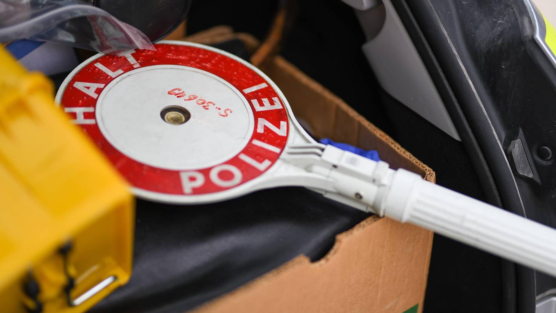 Kelle der Polizei im Streifenwagen: Wie sich herausstellte, besaß der Mann keinen Führerschein und hatte vor der Fahrt Alkohol getrunken. (Symbolbild)