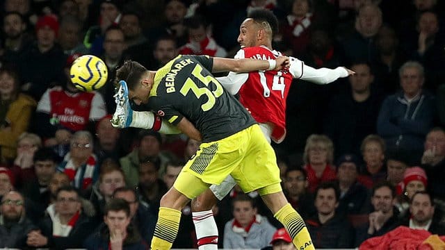 Arsenals Pierre-Emerick Aubameyang (r) im Duell mit Jan Bednarek vom FC Southampton. Arsenals Pierre-Emerick Aubameyang (r) im Duell mit Jan Bednarek vom FC Southampton.