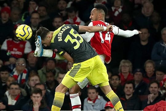 Arsenals Pierre-Emerick Aubameyang (r) im Duell mit Jan Bednarek vom FC Southampton.