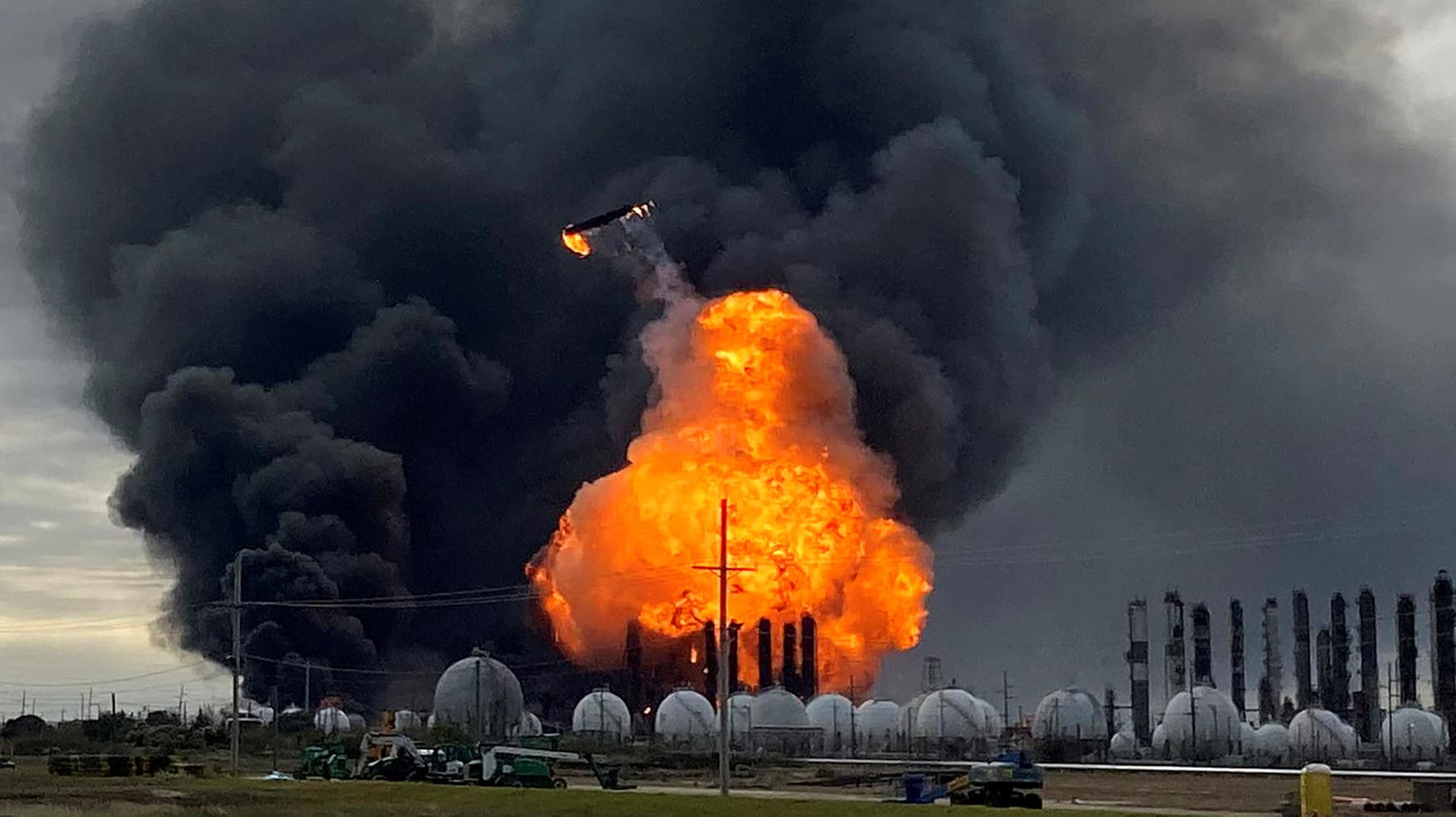 Teile der Fabrik fliegen nach der Explosion durch die Luft: Dass es bei dem Vorfall keine Todesopfer gab, grenzt an ein Wunder.