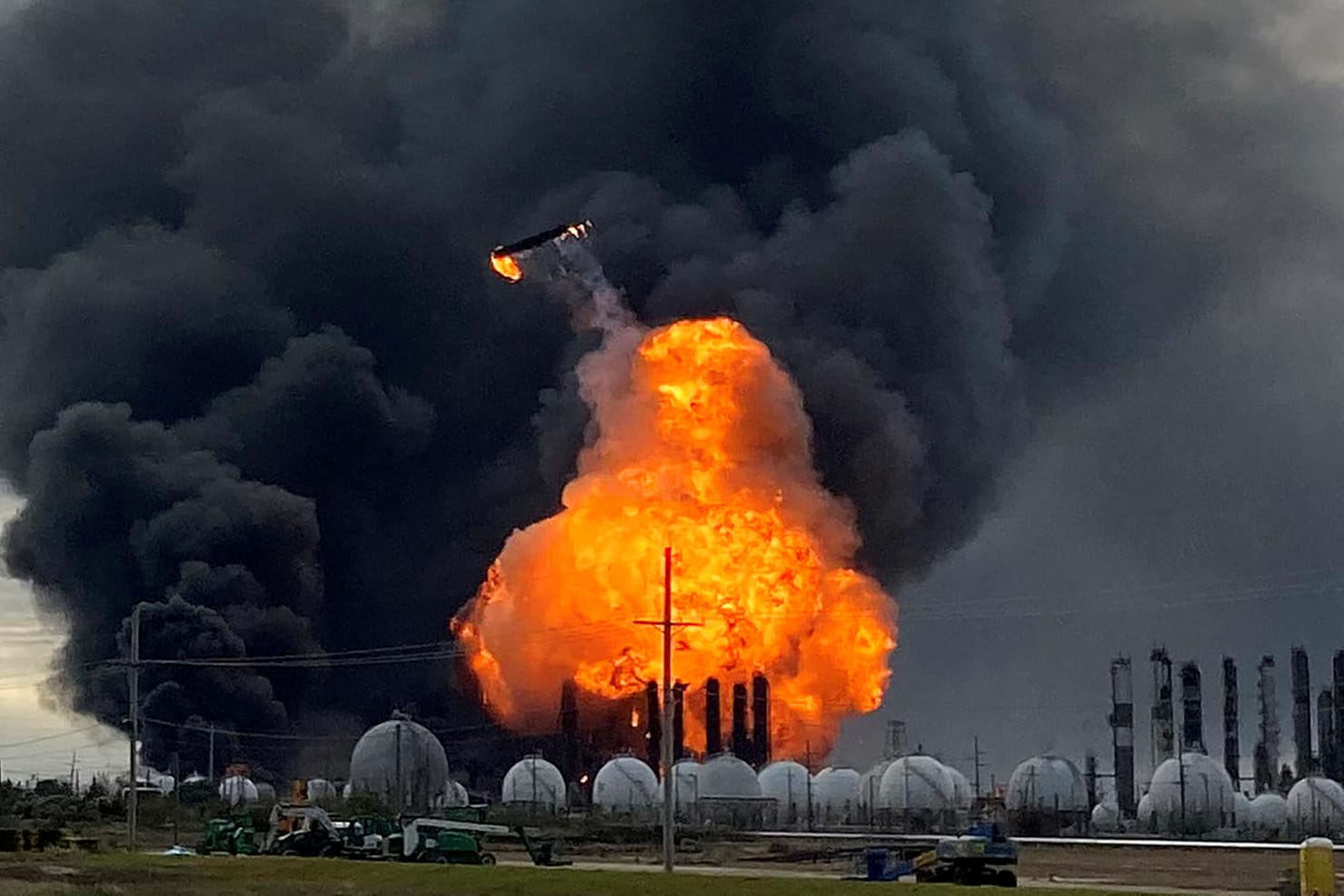 Teile der Fabrik fliegen nach der Explosion durch die Luft: Dass es bei dem Vorfall keine Todesopfer gab, grenzt an ein Wunder.